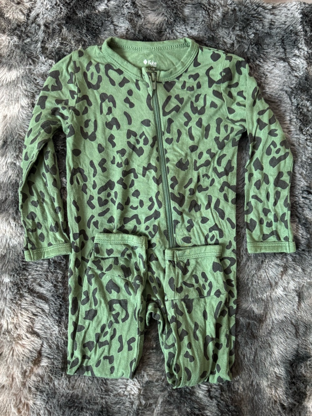 Kyte Baby Green Leopard Print Zip-Up Pajamas